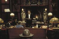 Das Geisterschloss – v.l.) hören Dr. David Marrow (Liam Neeson, M.) dabei zu, wie er die Geschichte des Hauses erzählt. Auch Theo (Catherine Zeta-Jones, Rückansicht) und Nell (Lili Taylo, r.) lauschen gespannt.