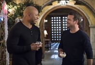 Navy CIS: L.A. – Müssen herausfinden, wer gerade an Weihnachten das Stromnetz von Los Angeles lahmlegt: Callen (Chris O'Donnell, r.) und Sam (LL Cool J, l.) ...