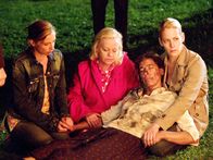 Vier Frauen und ein Todesfall – (v.li.) Sabine (Martina Poel), Maria (Brigitte Kren), Julie (Adele Neuhauser), und Mona (Stephanie Japp).