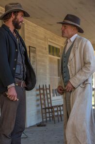 Das Duell – Wann fallen die Masken? David (Liam Hemsworth, li.) und Abraham Brant (Woody Harrelson) belauern sich.