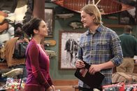 Last Man Standing – Mandy (Molly Ephraim, l.); Kyle (Christoph Sanders, r.)