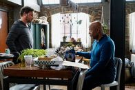 Grey's Anatomy – Grey's Anatomy Staffel 16 Folge 1 Gemeinsam auf Jobsuche: Justin Chambers als Dr. Alex Karev, James Pickens Jr. als Dr. Richard Webber. Copyright: SRF/ABC Studios