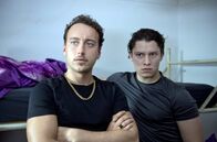 Großstadtrevier – Die Einbrecher Ivo (Kai Müller, l.) und Branco (Malik Adan, r.) sind sicher, dass die Polizei ihnen nichts nachweisen kann.