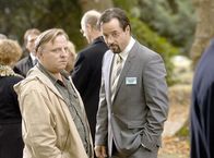 Tatort – Der Friedhof ist in diesem Fall häufiger Ermittlungsort für Kommissar Frank Thiel (Axel Prahl, l.) und Rechtsmediziner Prof. Karl-Friedrich Boerne (Jan Josef Liefers).