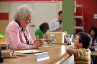 The Middle – Weil er Bücher der Schulbibliothek bei sich daheim hamstert, soll Brick (Atticus Shaffer, r.) nach dem Willen der Bibliothekarin Mrs. Nethercott (Betty White, l.) nicht versetzt werden. Nun beginnt eine wilde Jagd nach den verschollenen Büchern ...