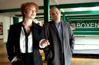 Hauptstadtrevier – ARD/HEITER BIS TÖDLICH - HAUPTSTADTREVIER, II. Staffel, Krimiserie (8 neue Folgen), Folge 26 "Die letzte Runde"50 Uhr im Ersten. Nadja Bock (Floriane Daniel, l.) und Johannes Sonntag (Matthias Klimsa, l.) rätseln, warum sie die Ehefrau des Boxers nicht erreichen können.