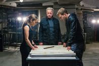 Terminator: Genisys – Gemeinsam schmieden Sarah (Emilia Clarke, l.), Kyle (Jai Courtney, r.) und Paps (Arnold Schwarzenegger, M.) einen Plan, um die Programmierung von Genisys abzuwenden. Nur so kann der Tag der Abrechnung verhindert werden ...