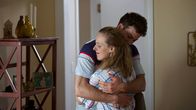 Evil - Gesichter des Bösen – LS Actor Daniel Starrett (Trevor Lyons) and Actor Michele Ward (Shannon Mann) hugging