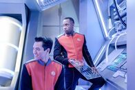 The Orville – Eigentlich wollten John (J. Lee, r.) und seine Kollegen endlich ein paar Arbeiten an der Orville durchführen, doch dann verschwindet das Shuttle von Claire und ihren Kindern beinahe spurlos im All ...