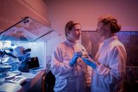 SOKO Linz – Prof. Tanja Gabriel (Jutta Fastian, r.) und Lea Hoffmann (Sophie Bauer, l.) forschen gemeinsam an der Entwicklung eines Gehirnchips. Allerdings feiert Lea Hoffmann ihren Abschied und möchte für ein Stipendium in die USA. Ein Grund für Prof. Tanja Gabriel, sauer zu sein?