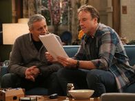 Man with a Plan – Adam Burns (Matt LeBlanc, l.); Don Burns (Kevin Nealon, r.)