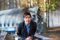 Mayday - Alarm im Cockpit – Seol (gespielt von Daniel Lee) krabbelt blutüberströmt und unter Schock aus dem Wrack des Air China Fluges 129. (Bildnachweis: Cineflix/Steven Lungley)