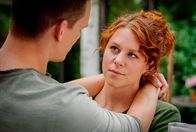 Sturm der Liebe – Marlon (Frederik Bott, l.) umarmt Fanny (Johanna Graen, r.) verliebt.