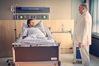 Heldt – Heldt (Kai Schumann, l.) trifft fast der Schlag, als er plötzlich Grün (Timo Dierkes, r.) an seinem Krankenbett stehen sieht, doch dieser Grün ist so ganz anders als der Chef des Kommissars und ist er überhaupt real?