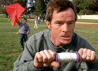 Malcolm mittendrin – Dewey (Erik Per Sullivan, hinten) und Hal (Bryan Cranston) versuchen verbissen, einen Drachen steigen zu lassen.