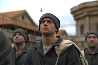 Papillon – Die Lage scheint ausweglos, doch schon bei der Ankunft in Französisch-Guayana kann Papillon (Charlie Hunnam) nur an Flucht denken.