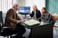 SOKO Leipzig – Ina (Melanie Marschke, M.) und Kim (Amy Mußul, r.) erkunden sich bei Zschockes Vorgesetzten Wolfram Heckendorf (Thomas Limpinsel, l.). Auch für ihn ergibt der Vorfall kaum Sinn.
