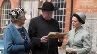 Father Brown – Mrs. McCarthy (Sorcha Cusack, l.), Father Brown (Mark Williams, M.) und Annabelle Marcel (Oona Kirsch, r.) sind schockiert. Father Brown hat seinen eigenen Todesschein erhalten.