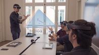Die Geheimnisse der Cheops-Pyramide – Die Forscher präsentieren ihre Ergebnisse mit einem Modell der Pyramide in erweiterter Realität und tragen dazu entsprechende Brillen.
