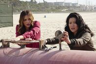 Scorpion – Paige (Katharine McPhee, l.) und Happy (Jadyn Wong, r.) bringen sich in Lebensgefahr, um die Bevölkerung rund um ein Atomkraftwerk zu retten ...