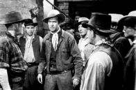 Der gebrochene Pfeil – Dass weiterhin Trecks angegriffen und massakriert werden, ruft unter den Weißen Unmut hervor und bringt sie so gegen Jeffords (James Stewart, Mitte) auf, dass sie ihn wegen vermeintlichen Verrates lynchen wollen. Weiteres Bildmaterial finden Sie unter www.br-foto.de.