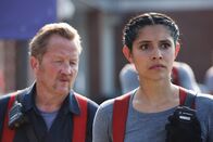 Chicago Fire – Angespannt: Christian Stolte als Mouch, Miranda Rae Mayo als Stella Kidd