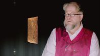 Strangest Things – Der Archäologe Kevin MacDonald betrachtet eine 4.000 Jahre alte Tontafel mit sumerischer Keilschrift. Enthält sie die Bauanleitung der Arche Noah?