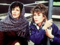 Agentin mit Herz – Magda (Martha Smith, l.) und Amanda (Kate Jackson) warten in äußerster Bedrängnis auf Hilfe.
