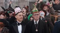 Babylon Berlin – Kölle alaaf! Der Kölner Kommissar Rath (Volker Bruch, li.) und der bedrohte Arzt Forster (Ulrich Noethen, re.) feiern den Karneval in Köln.