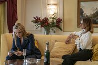 Killing Eve – Villanelle (Jodie Comer, l.) bekommt das, was sie wollte. Sie wird zum Wächter befördert. Als Hélène (Camille Cottin, r.) ihr erzählt, was ihre neuen Aufgaben sind, erwartet Villanelle jedoch eine herbe Enttäuschung.