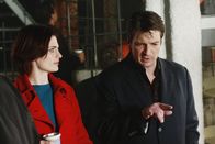 Castle – Auf einer Baustelle wird die hartgefrorene Leiche von Melanie Kavanaugh gefunden. Natürlich begleitet Richard Castle (Nathan Fillion, r.) Kate Beckett (Stana Katic, l.) zum Tatort.