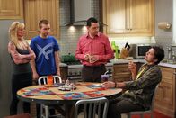 Two and a Half Men – Alan (Jon Cryer, 2.v.r.) und Walden (Ashton Kutcher, r.) sind überrascht, als Jake (Angus T. Jones, 2.v.l.) seine 36-jährige Freundin Tammy (Jaime Pressly, l.) für einen Besuch mit nach Hause bringt ...