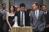 How I Met Your Mother – Ted (Josh Radnor, M.) hat Angst, dass der Neubau der GNB eine Nummer zu groß für ihn ist. Barney ((Neil Patrick Harris, r.) und Robin (Cobie Smulders, l.) haben nun Sorge, dass sich Ted aus diesem Grund wieder mit Zoey versöhnt ...
