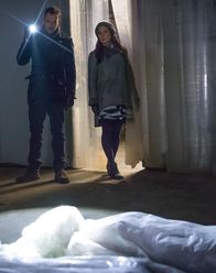 Elementary – Ermitteln in einem neuen Fall: Holmes (Jonny Lee Miller, l.) und Watson (Lucy Liu, r.) ...