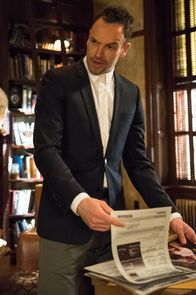Elementary – Auf der Jagd nach einem Mörder und Entführer: Holmes (Jonny Lee Miller) ...