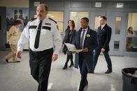 Elementary – Watson (Lucy Liu, M.), Detective Bell (Jon Michael Hill, 2.v.r.) und Holmes (Jonny Lee Miller, r.) machen sich auf die Suche nach dem entflohenen Häftling. Ist er der Mörder?