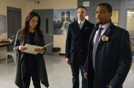 Elementary – Nach dem Mord an einem Richter nehmen Holmes (Jonny Lee Miller, M.), Watson (Lucy Liu, l.) und Detective Bell (Jon Michael Hill, r.) die Ermittlungen auf ...