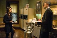 Elementary – Nachdem ein Richter ermordet aufgefunden wird, machen sich Watson (Lucy Liu, l.) und Holmes (Jonny Lee Miller, r.) auf die Suche nach dem Verdächtigen: ein entflohener Häftling ...