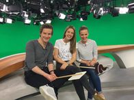 logo! – Moderator Tim Schreder hinter den Kulissen unterwegs und zeigt, wie eine logo!-Sendung entsteht. Dabei dĂĽrfen seine beiden Kolleginnen Jennifer Sieglar und Linda Fuhrich nicht fehlen.Â