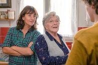 Von wegen altes Eisen – Die 78-jährige Rentnerin Huguette (Line Renaud, Mi.) kann seit Monaten ihre Miete nicht mehr zahlen. Als ihre alleinerziehende Nachbarin Marion (Romane Bohringer, li.) davon erfährt, stellen die beiden Frauen fest, dass sie sich gegenseitig helfen könnten.