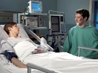 In aller Freundschaft – Erst als er selbst mit einer schlimmen Gasbrandinfektion im Krankenhaus liegt, wird Rufus Fehn (Joseph K. Bundschuh, links) klar, dass Ben Seidler (Martin Baden) seine Freundschaft ausgenutzt hat.