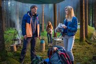 SOKO München – Resi Schwaiger (Mersiha Husagic, r.) untersucht den Rucksack von Karsten Schwarz (Eric Langner, l.) und wird dabei von ihm und Sandra Griesheim (Gina Stiebitz, M.) erwischt.