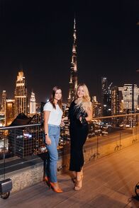Servus am Abend – Moderatorin Claudia Maxones trifft Österreicher in Dubai