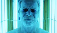Last Hitman – Peter (Peter Mullan) ist der neue Gangsterfreund von Adams Mutter.
