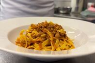 Küchen der Welt – Für ein gelungenes Ragù alla Bolognese sind einige Regeln zu beachten: Als Beilage gibt es beispielsweise traditionell Tagliatelle und keine Spaghetti.