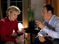In aller Freundschaft – Als Kathrin Globisch (Andrea Kathrin Loewig) ihre Tochter abholen will, ist Steffen Frahm (Moritz Lindbergh) überraschend allein zu Hause. Er lädt Kathrin auf ein Glas Wein ein.