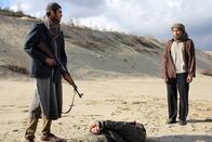 Tyrant – Als Kasim (Armin Karima, l.) und Munir Al-Yazbek (Nathan Clarke, r.) einen ohnmächtigen Mann mit Gefangenenkleidung in der Wüste finden, ahnen sie nicht, dass sie gerade Barry Al-Fayeed (Adam Rayner, M.) das Leben gerettet haben ...