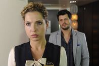 Anna und die Liebe – Luca (Manuel Cortez, r.) schafft es gerade noch zu verhindern, dass Nina (Maria Wedig, l.) als blinder Passagier gemeldet wird. In seiner Kabine kann sie endlich Jojo anrufen und erfährt dabei, dass sie einen Tag Aufschub vom Bewährungshelfer bekommen hat ...