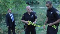 Ein perfekter Mord – Police set up a crime scene after finding a dead body in a river.