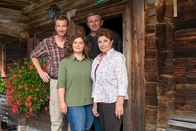 Der Bergdoktor – v.li.: Hans Gruber (Heiko Ruprecht), Lilli Gruber (Ronja Forcher), Martin Gruber (Hans Sigl), Lisbeth Gruber (Monika Baumgartner).